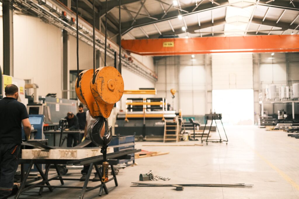 Spacious industrial workshop featuring a crane and heavy machinery in Konya, Türkiye.